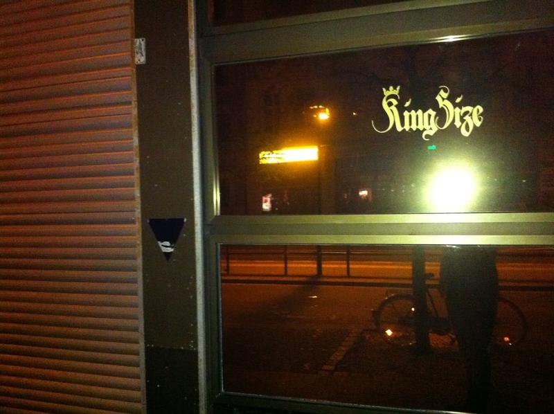 Photo taken at King Size Bar Berlin at 2010-10-22 03꞉59꞉18