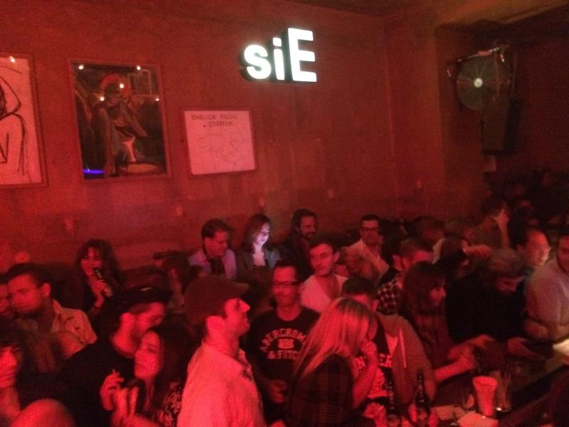 Photo taken at King Size Bar Berlin at 2013-10-31 01꞉38꞉37